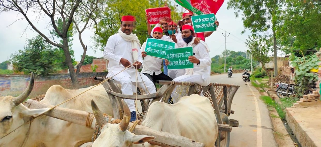 Petrol and diesel prices rise: Congressmen pull rope, jeep, SP backward class visits city with bullock cart