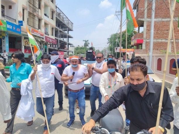 Aligarh: Vehicles pulled in protest against petrol-diesel price hike