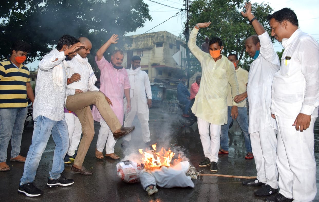 BJP  burn Ex MP Ramakant's effigy in Azamgarh