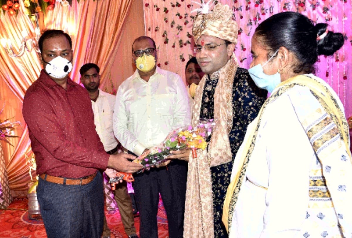 did not follow social distancing in marriage of Minister of State Gulab Devi daughter