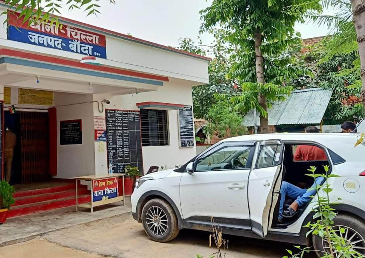 Eight arrested for illegal recovery at mineral check post