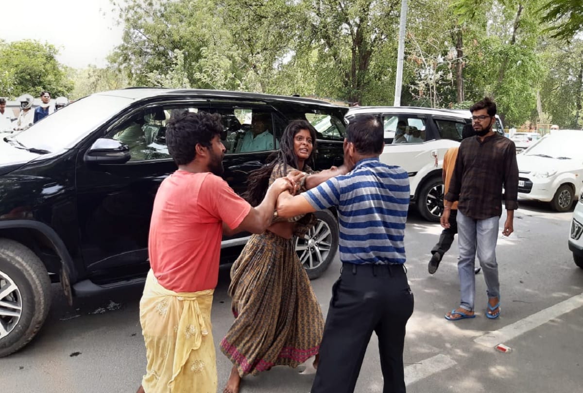 Nomad family asked to vacant the place angry women starts beating people on road