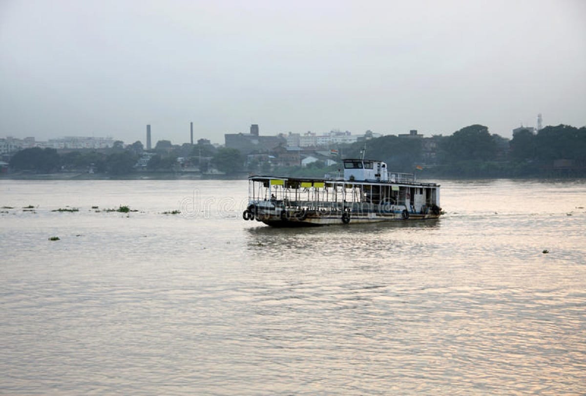 Prayagraj: The steamer going to Banda after loading the goods from Mirzapur caught in the Ganges