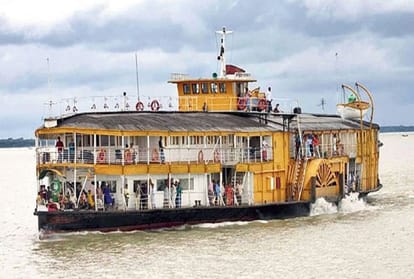 Prayagraj: The steamer going to Banda after loading the goods from Mirzapur caught in the Ganges