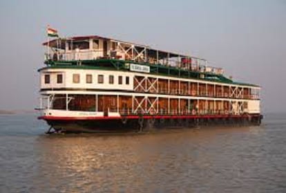 Prayagraj: The steamer going to Banda after loading the goods from Mirzapur caught in the Ganges