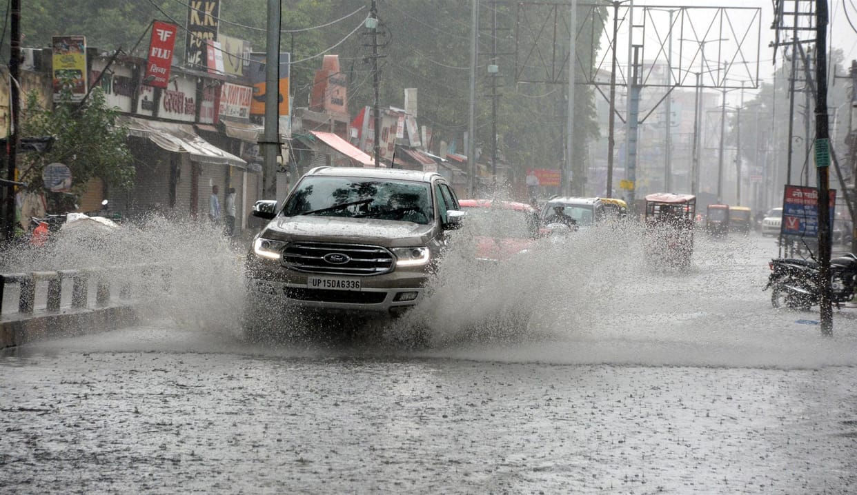 In the midst of scorching heat, rain-waterlogging ... children did splash-splash