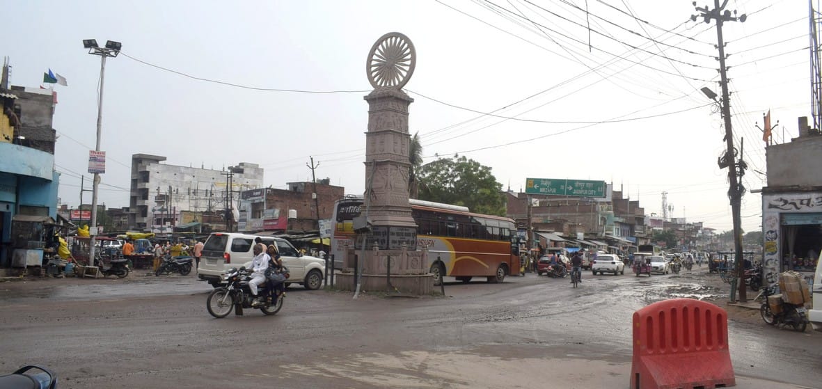 How should the traffic be tight in the city, there is no light at the intersections