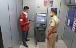 एटीएम से की गई छेड़छाड़ की जांच करती पुलिस