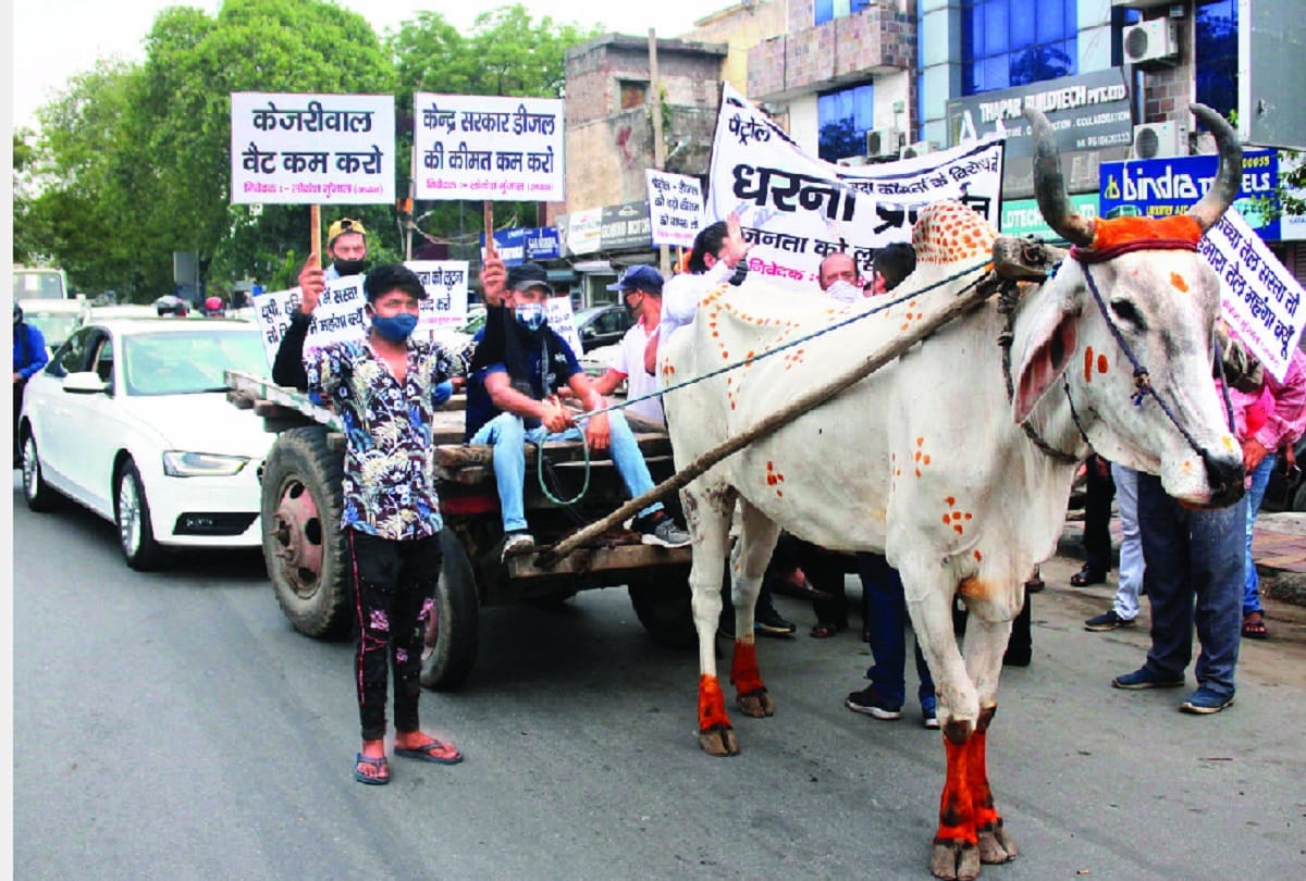 eople protest against price hike of diesel and petrol in delhi