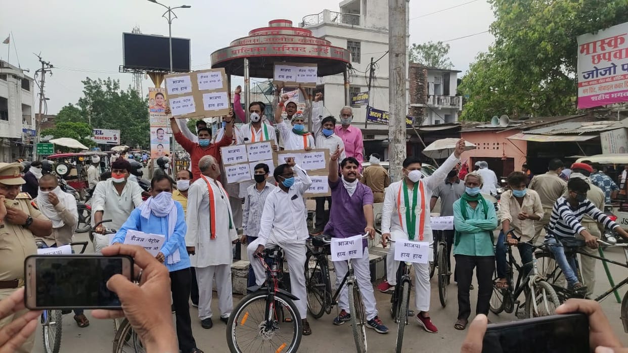 Congressmen demonstrated on a cycle-rickshaw