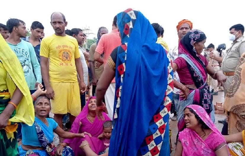 Varanasi: tractor driver dies due to truck collision, villagers jammed