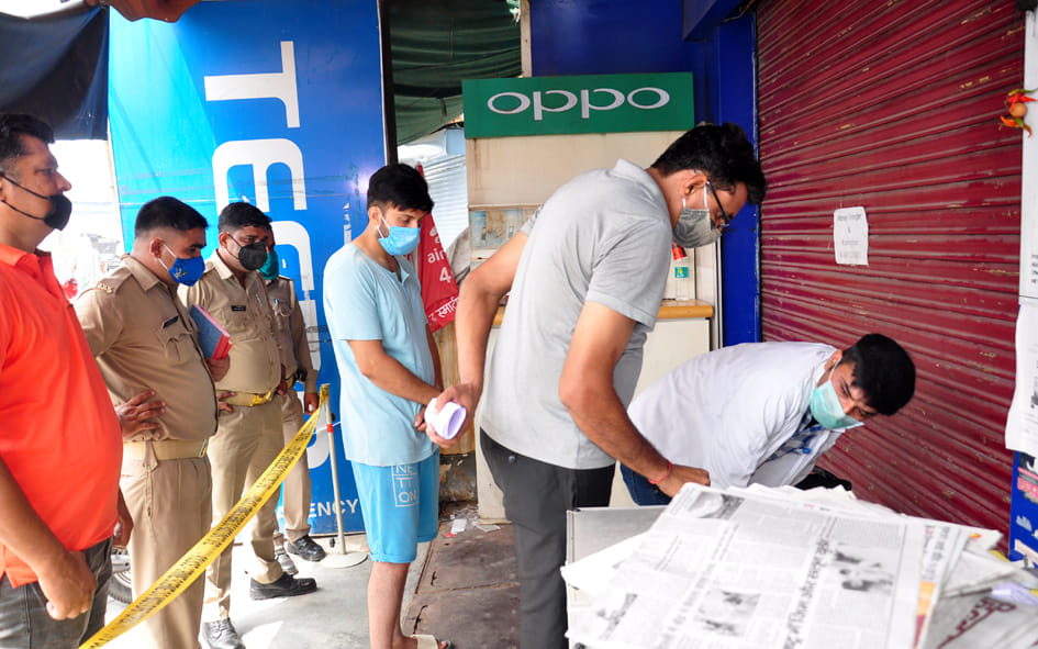 Police at 10 meters, yet thieves break into the shop