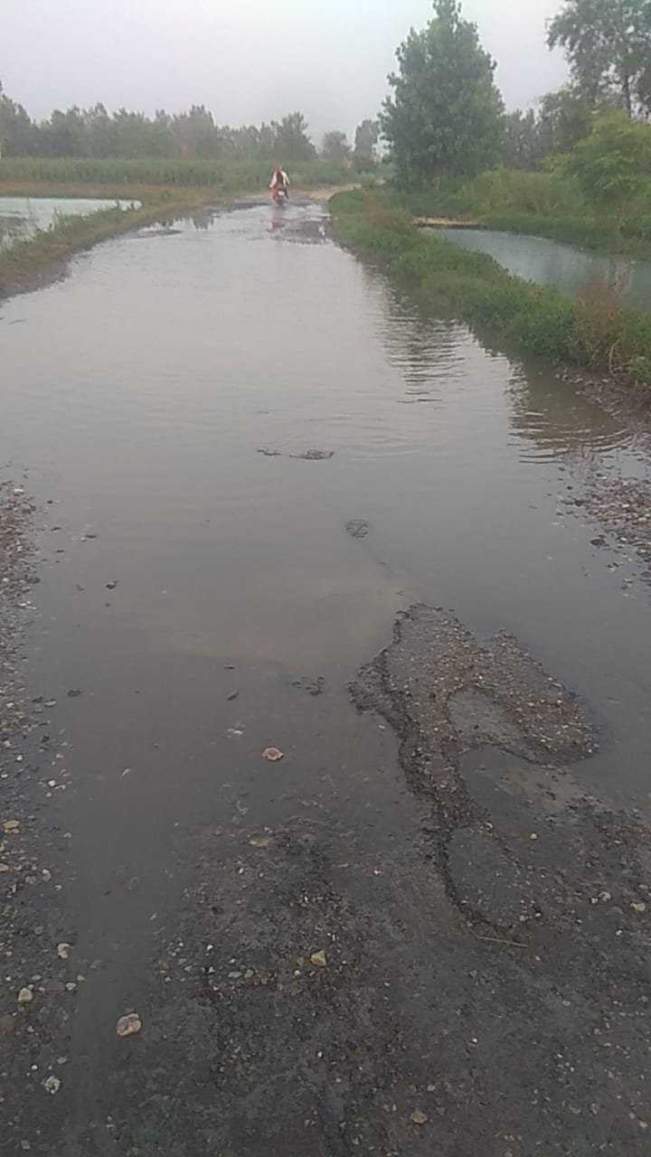 Martyr Jayadratha is piling up dirt at the door, water is full on the road