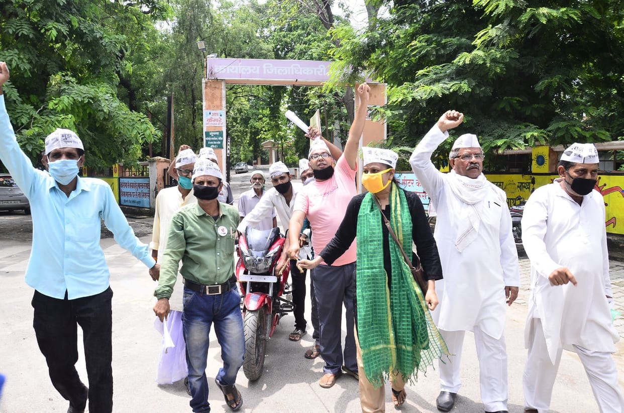 AAP workers tied the bike with rope