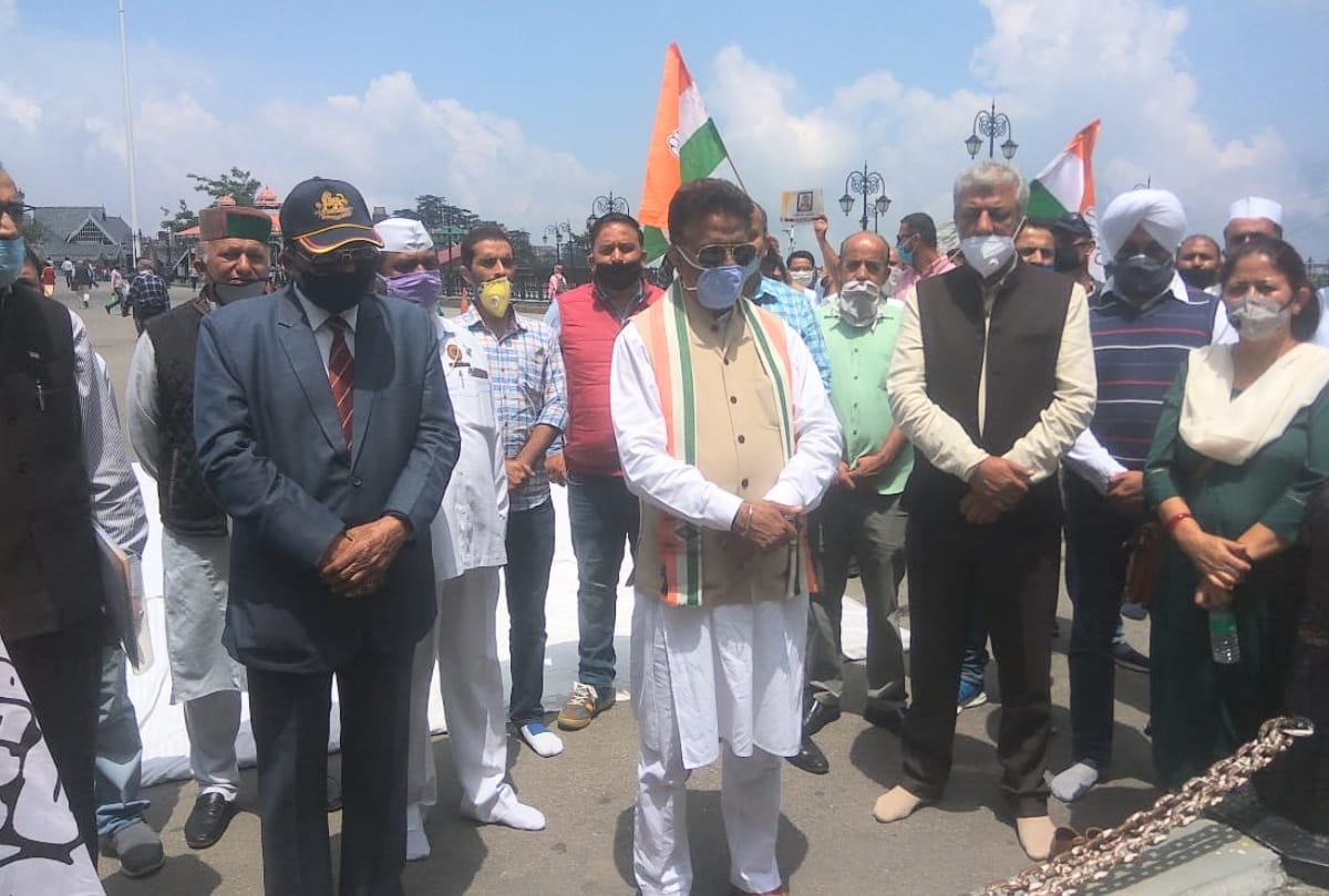 Himachal Congress pays tribute to martyrs by lighting candles at shimla