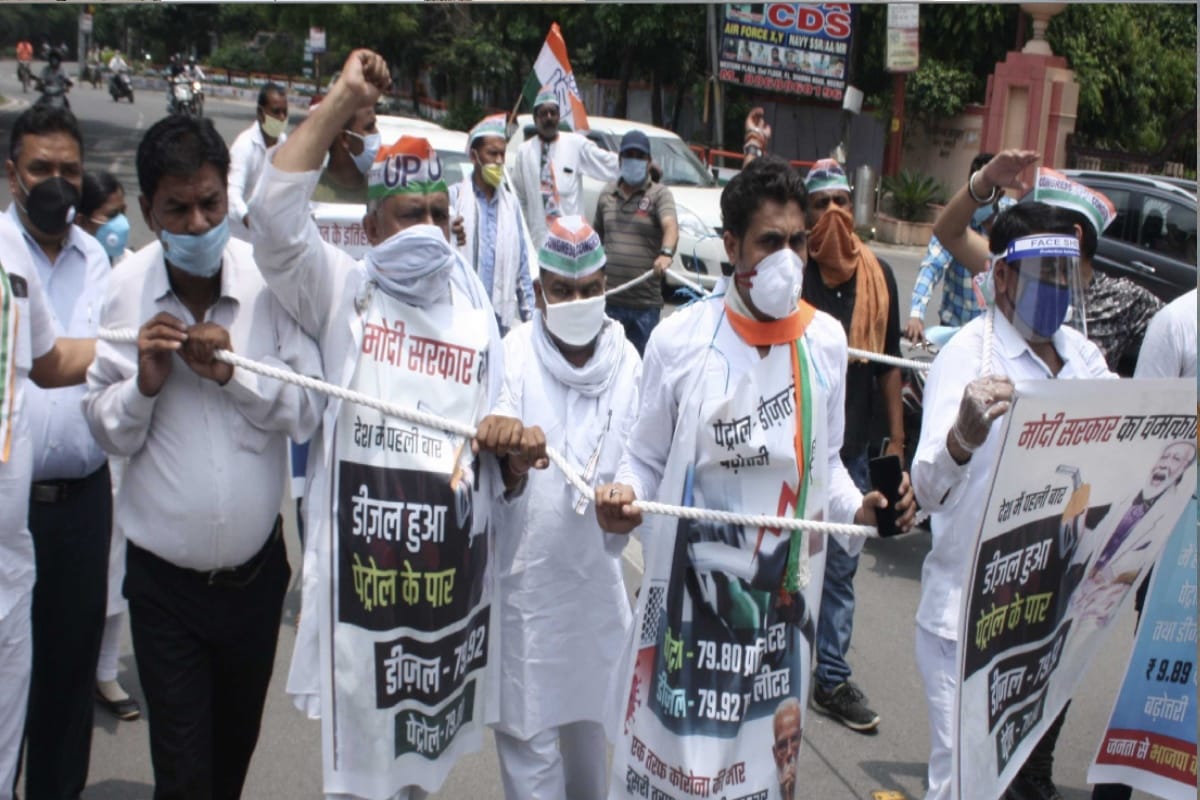congress supporters protest against rising petrol and diesel price in meerut