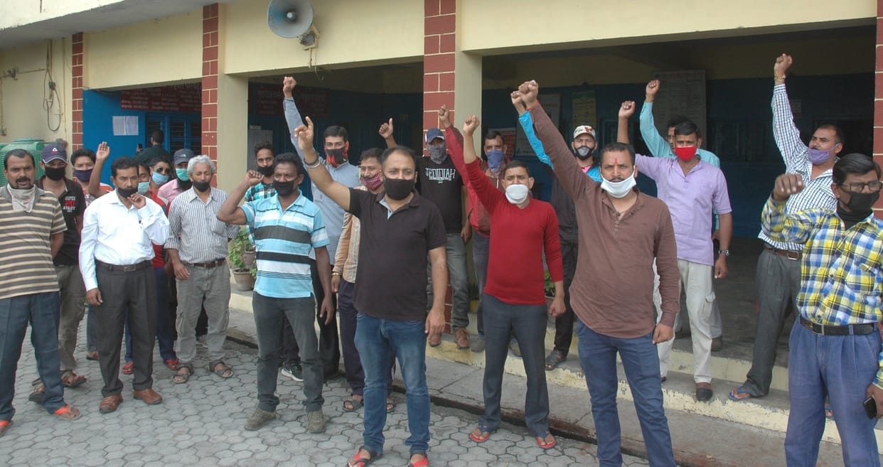 rodavej ke sande karmiyon ne pradarshan kiya