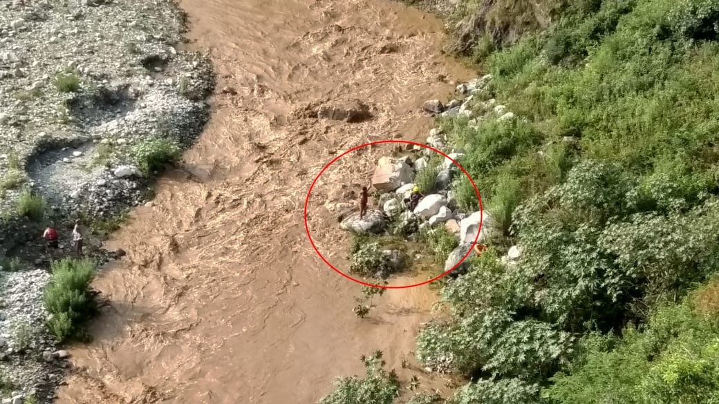 nainital news: water lever increased in kosi river, man stuck between river