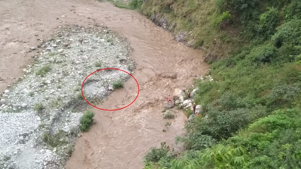 nainital news: water lever increased in kosi river, man stuck between river