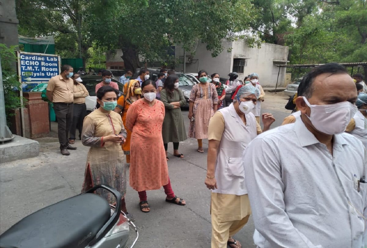 delhi hindu rao hospital paramedical staff on strike demand four months outstanding salary this hospital is declared as covid hospital