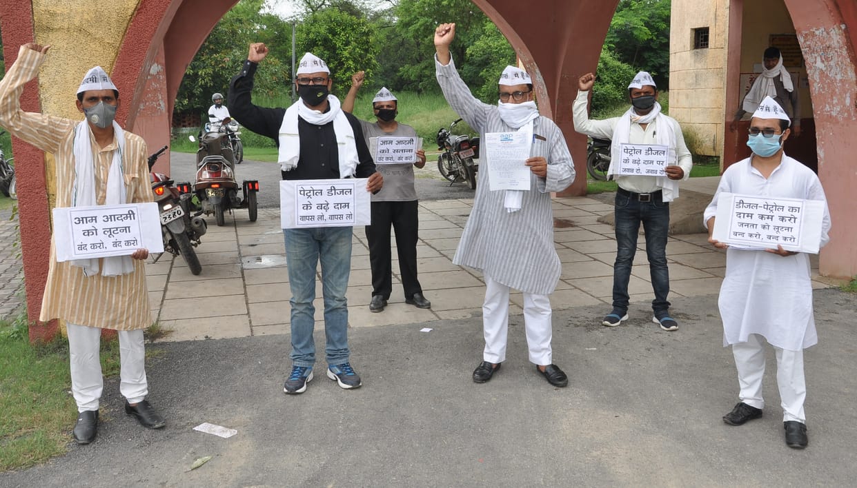 AAP protests against the increased prices of petrol and diesel