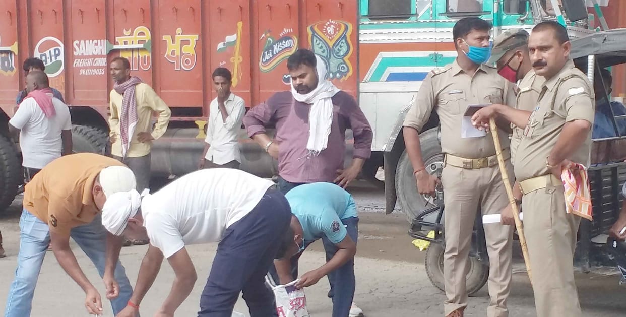 Old man dies after being crushed by a truck, one injured