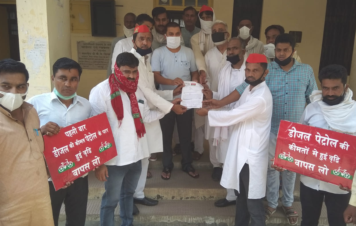 Demonstrated against the government by keeping bikes in bullock carts