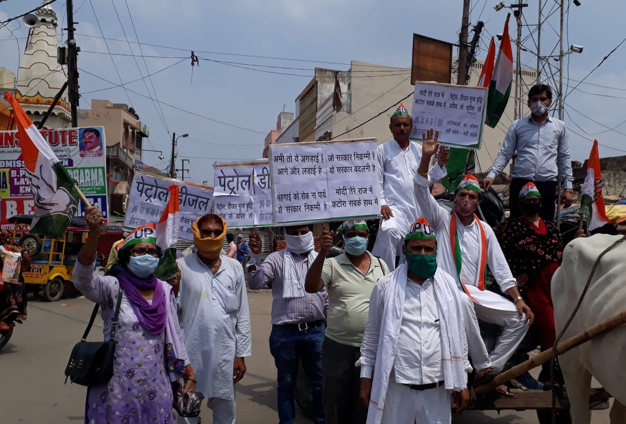 Hathras: Congressmen protest against increased prices of teacher recruitment scams and petrol diesel
