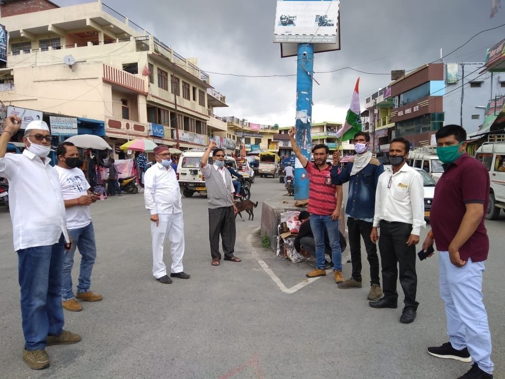 deejal-gais ke daam badhane par bhadake kaangresee, kendr sarakaar ka putala phankka