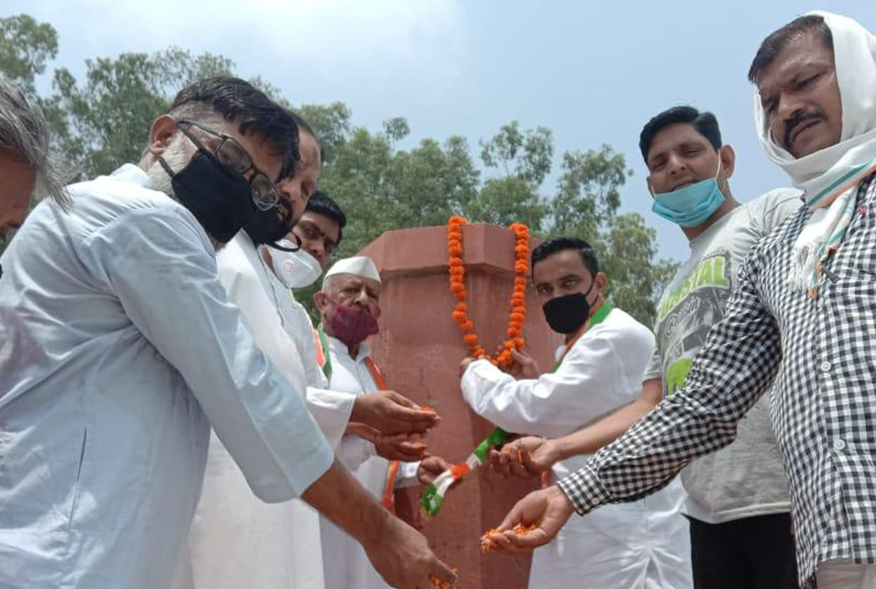 Congressmen paid floral tributes to the martyrs