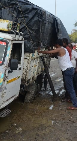 Traffic police put up a hand or else the outpost intersection also dug up the Jal Nigam team