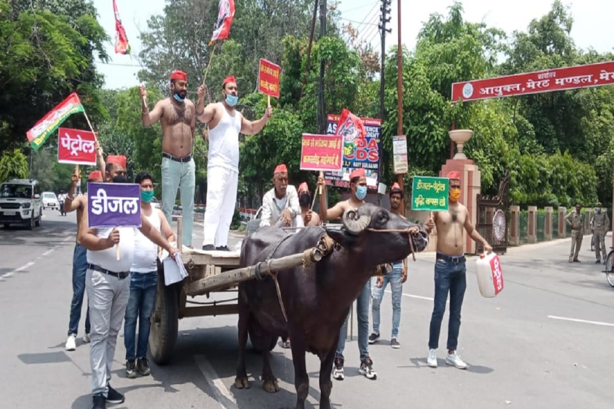 Meerut News: Congressmen became angry over the increased price of oil