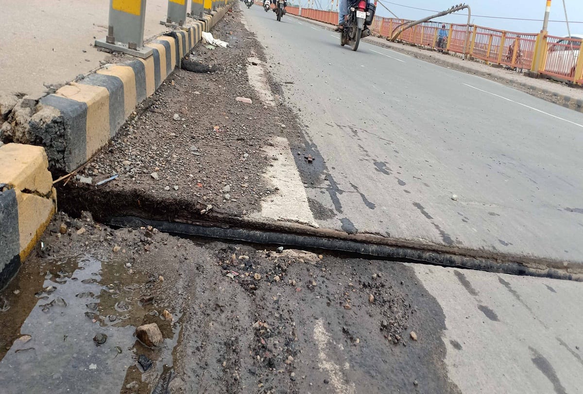 Shastri Setu's pillar drowned in Prayagraj