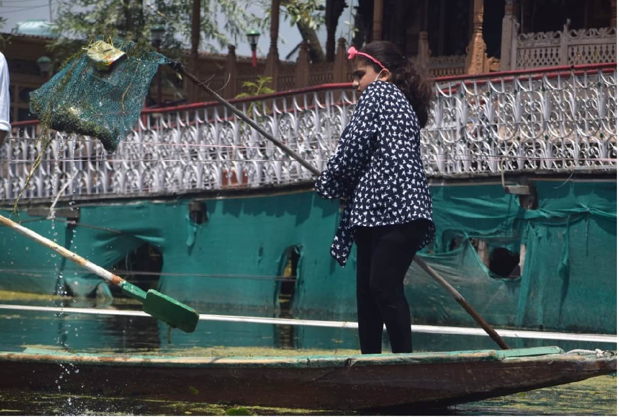 seven year old Jannat who has been cleaning Dal Lake in Srinagar for two years