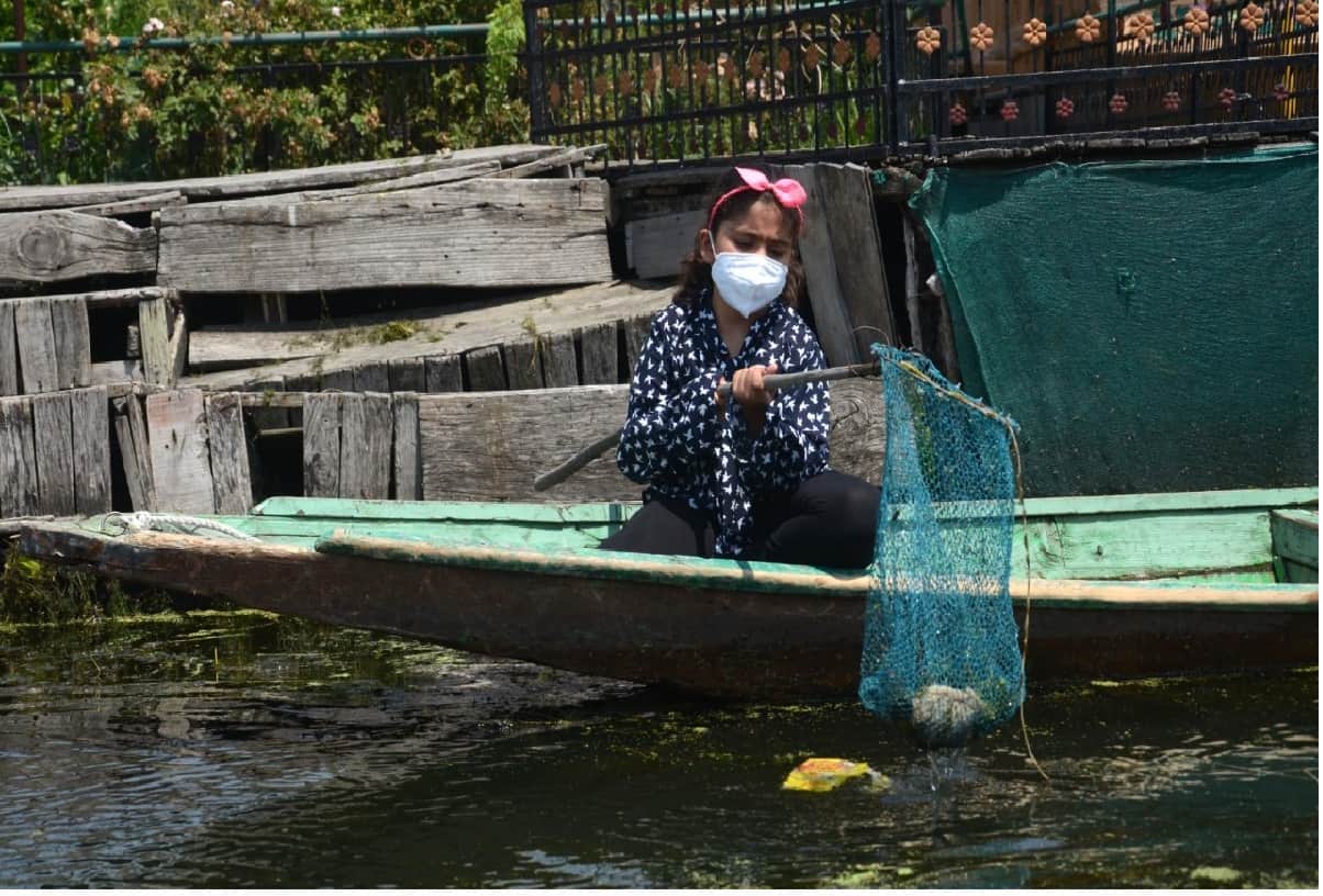 seven year old Jannat who has been cleaning Dal Lake in Srinagar for two years
