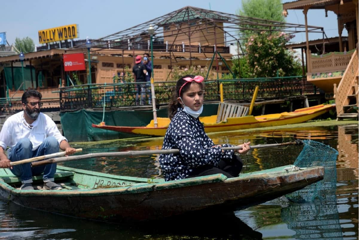 seven year old Jannat who has been cleaning Dal Lake in Srinagar for two years