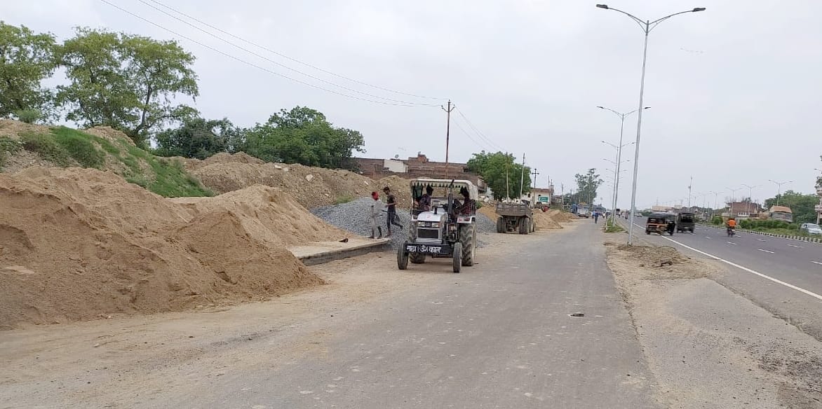 Service lane of highway under encroachment