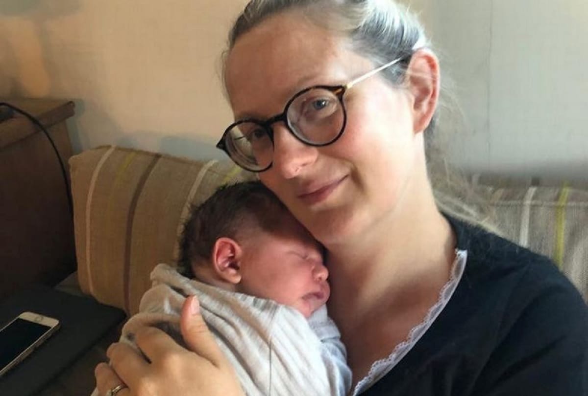A woman gave birth to a child at home in the lockdown in a unique way in Britain