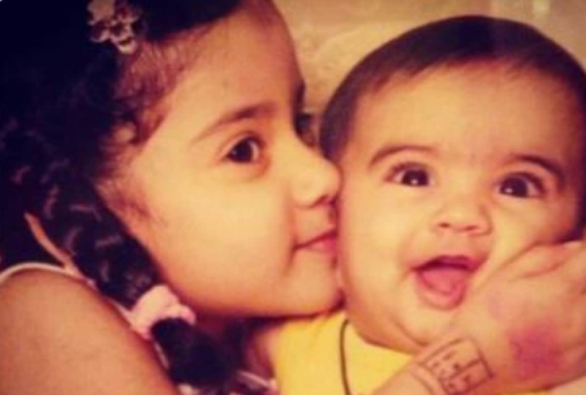Janhvi Kapoor with sister Khushi kapoor adorable childhood picture