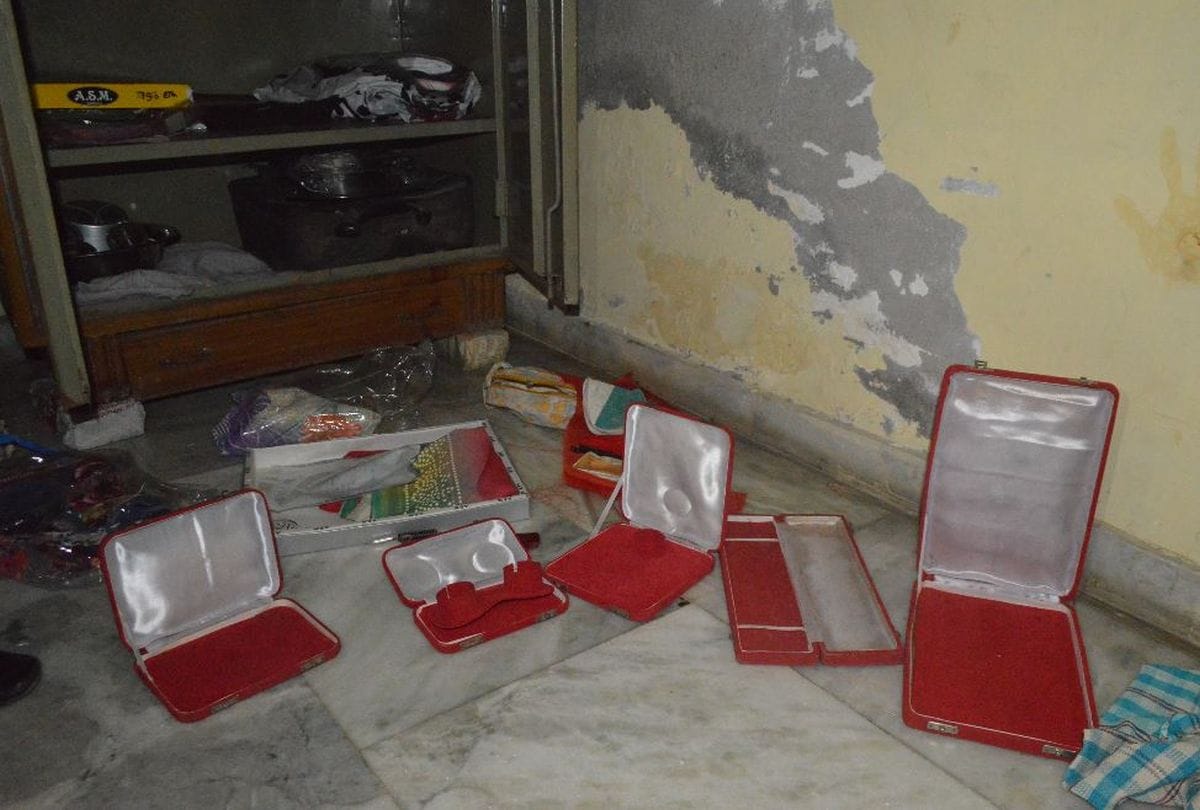 thief stolen worth 13 lakhs from house of water plant owner in agra