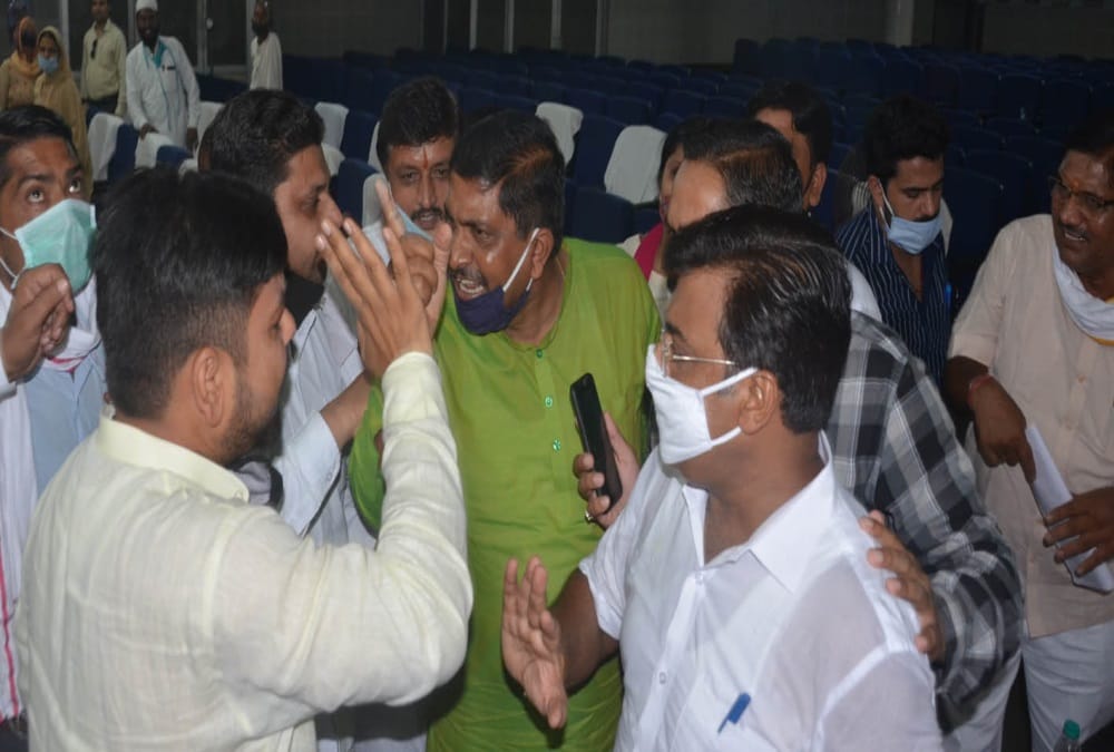 Bjp and Congress Parshad Ruckus in haridwar nagar nigam Board Meeting, Broke Social Distancing, Photos