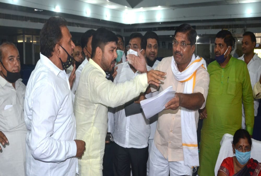 Bjp and Congress Parshad Ruckus in haridwar nagar nigam Board Meeting, Broke Social Distancing, Photos