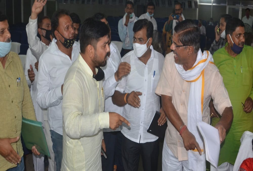 Bjp and Congress Parshad Ruckus in haridwar nagar nigam Board Meeting, Broke Social Distancing, Photos