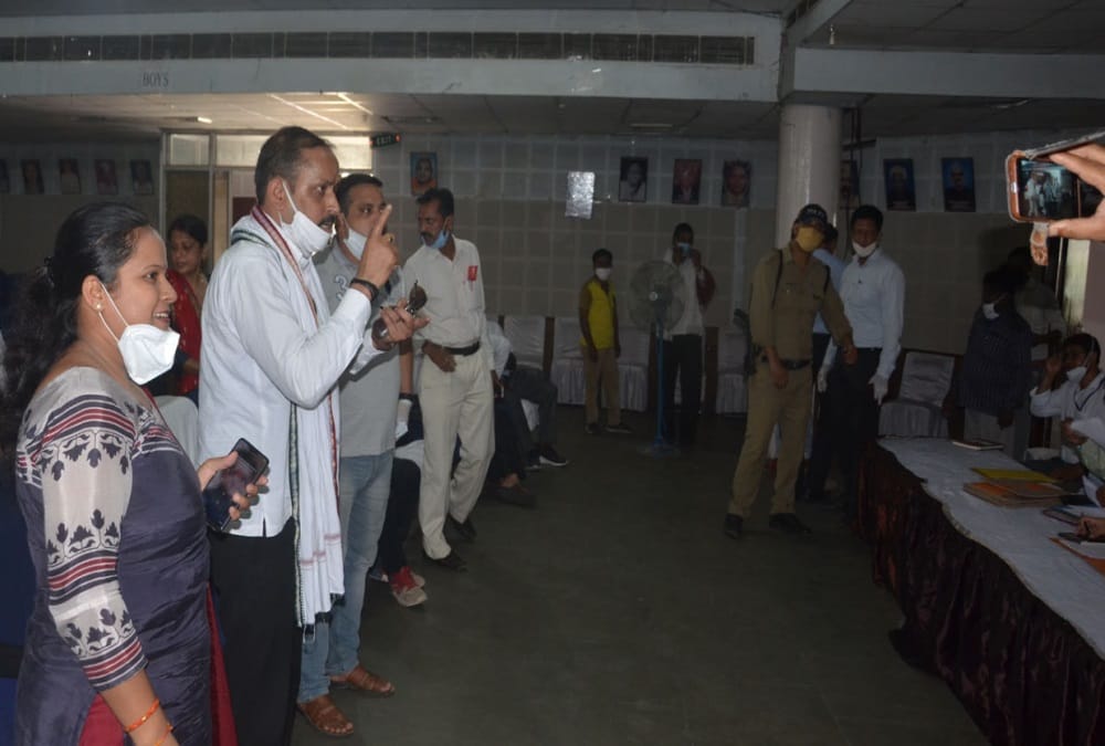 Bjp and Congress Parshad Ruckus in haridwar nagar nigam Board Meeting, Broke Social Distancing, Photos
