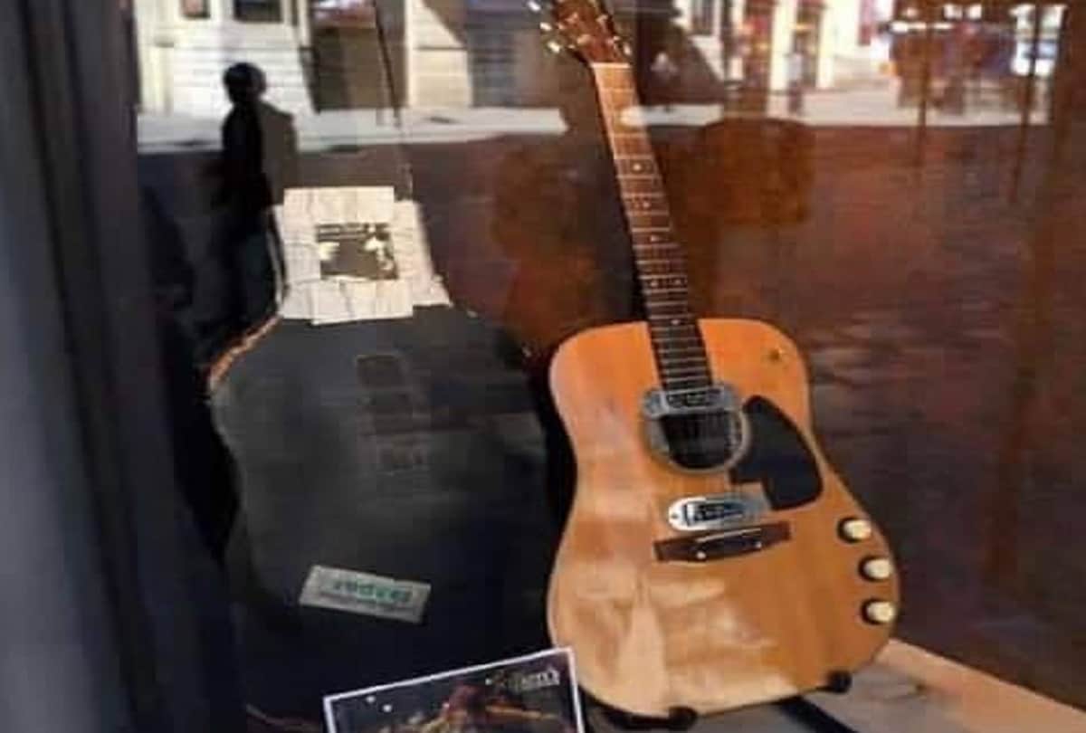 American Rockstar Kurt Cobain 6 hair auctioned in 10 lac rupees news goes viral