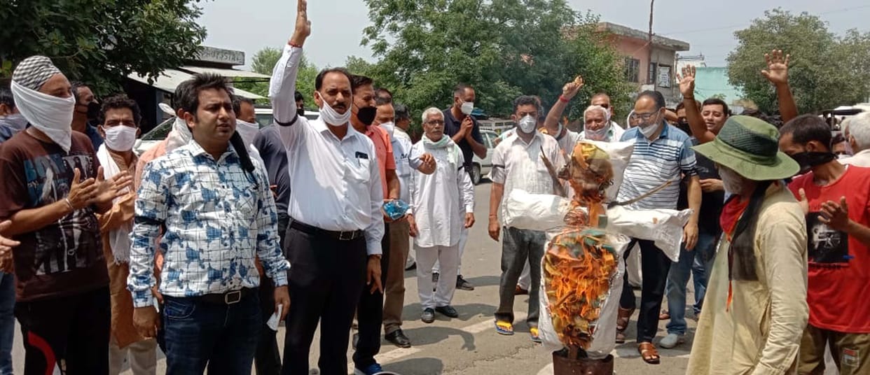 Burning effigy of Congress by calling Emergency as black day of democracy