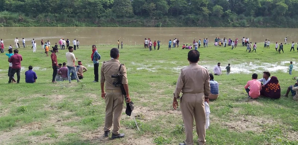 Man jumped into Gomti river with a car man called his mother before died in jaunpur up