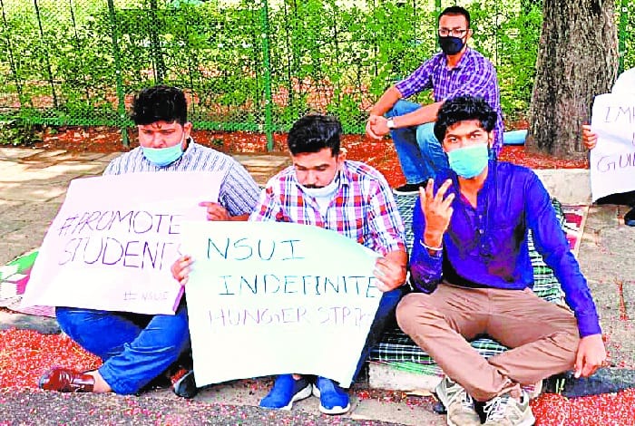 NSUI Protest in Punjab University over Examinations, student organizations
