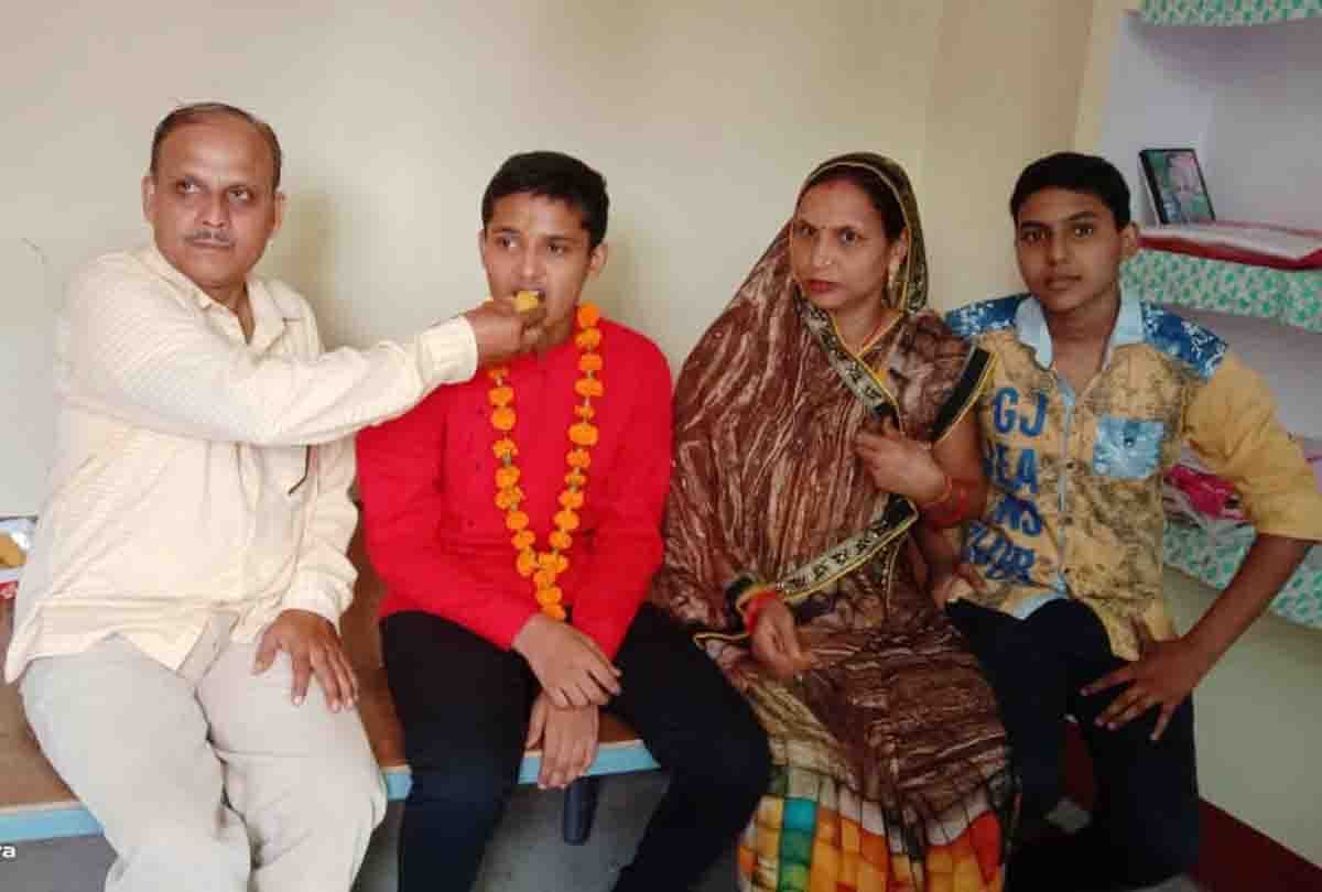 kanpur high school topper Shobhit kumar got 4th rank in uttar pradesh