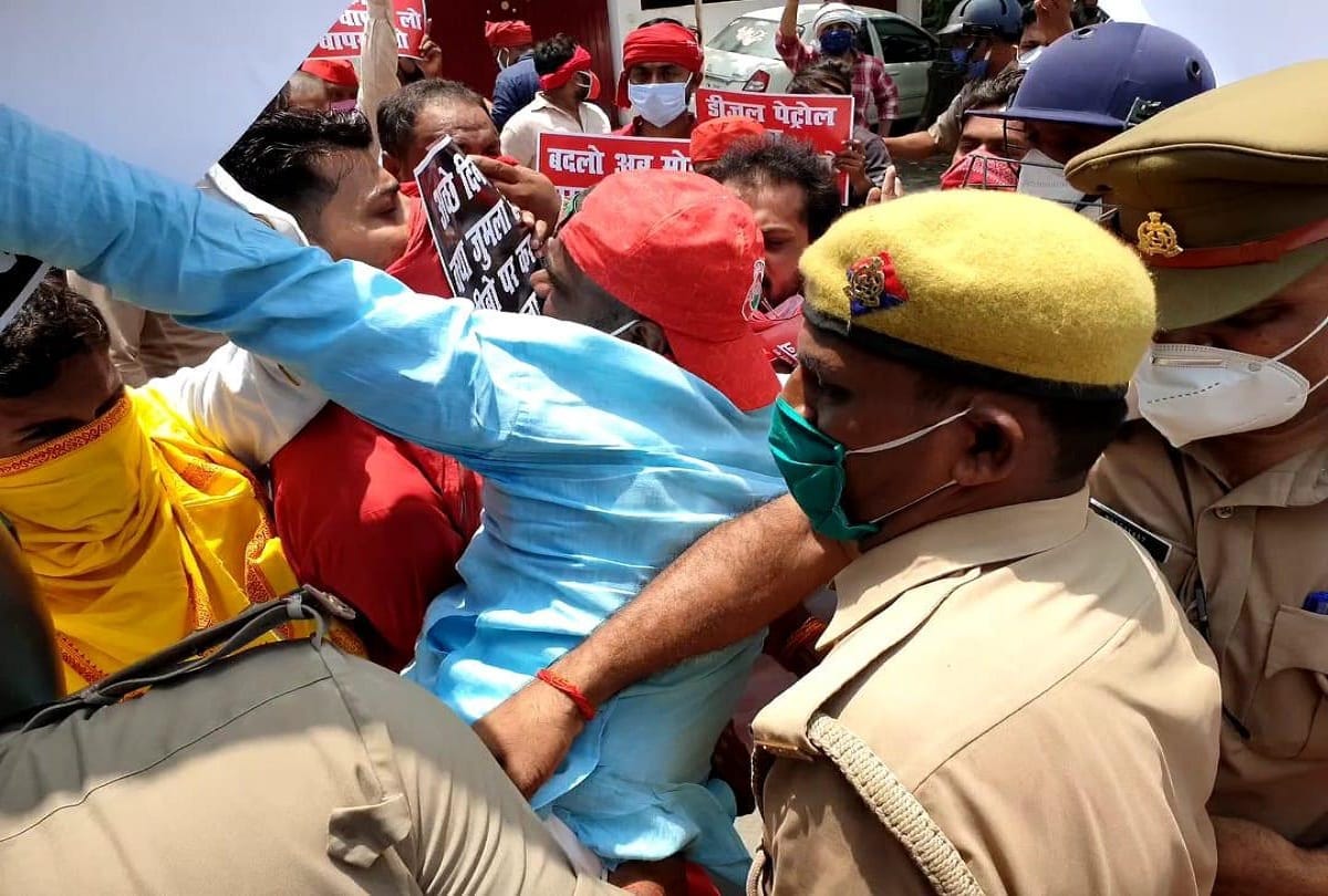 samajwadi party Leader detained before taking out cycle rally